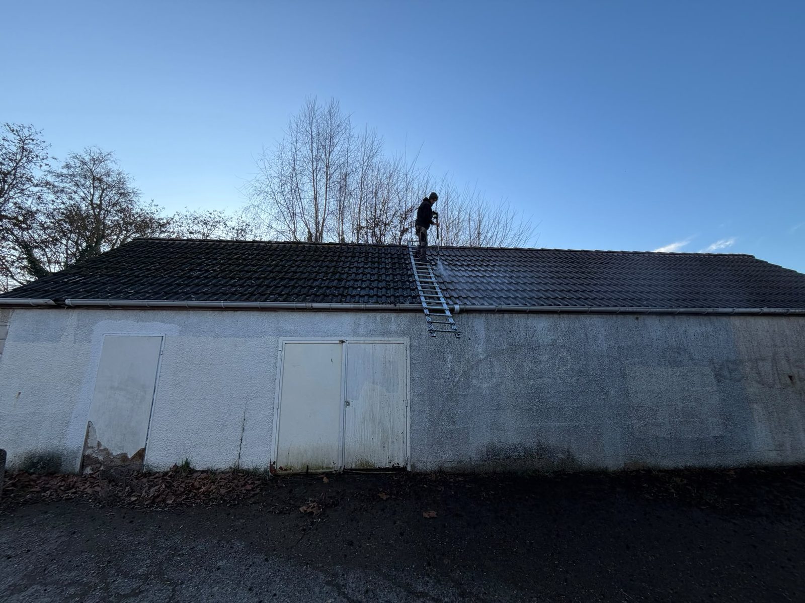 Couvreur au travail sur une toiture à Illzach